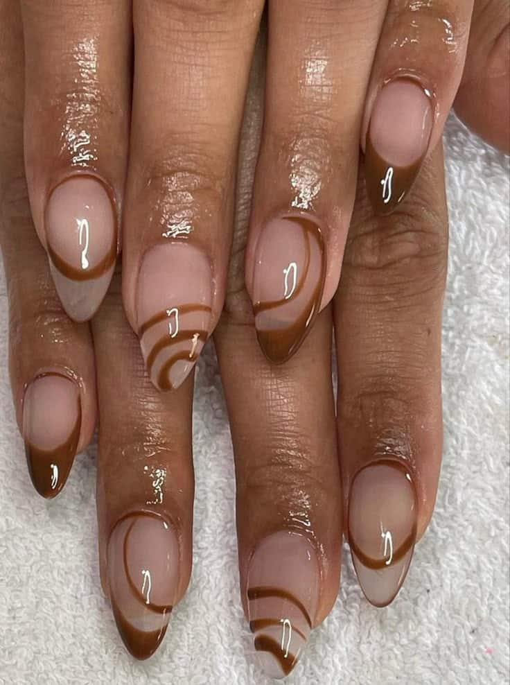 Unhas mocha mousse com linhas curvas em esmalte marrom