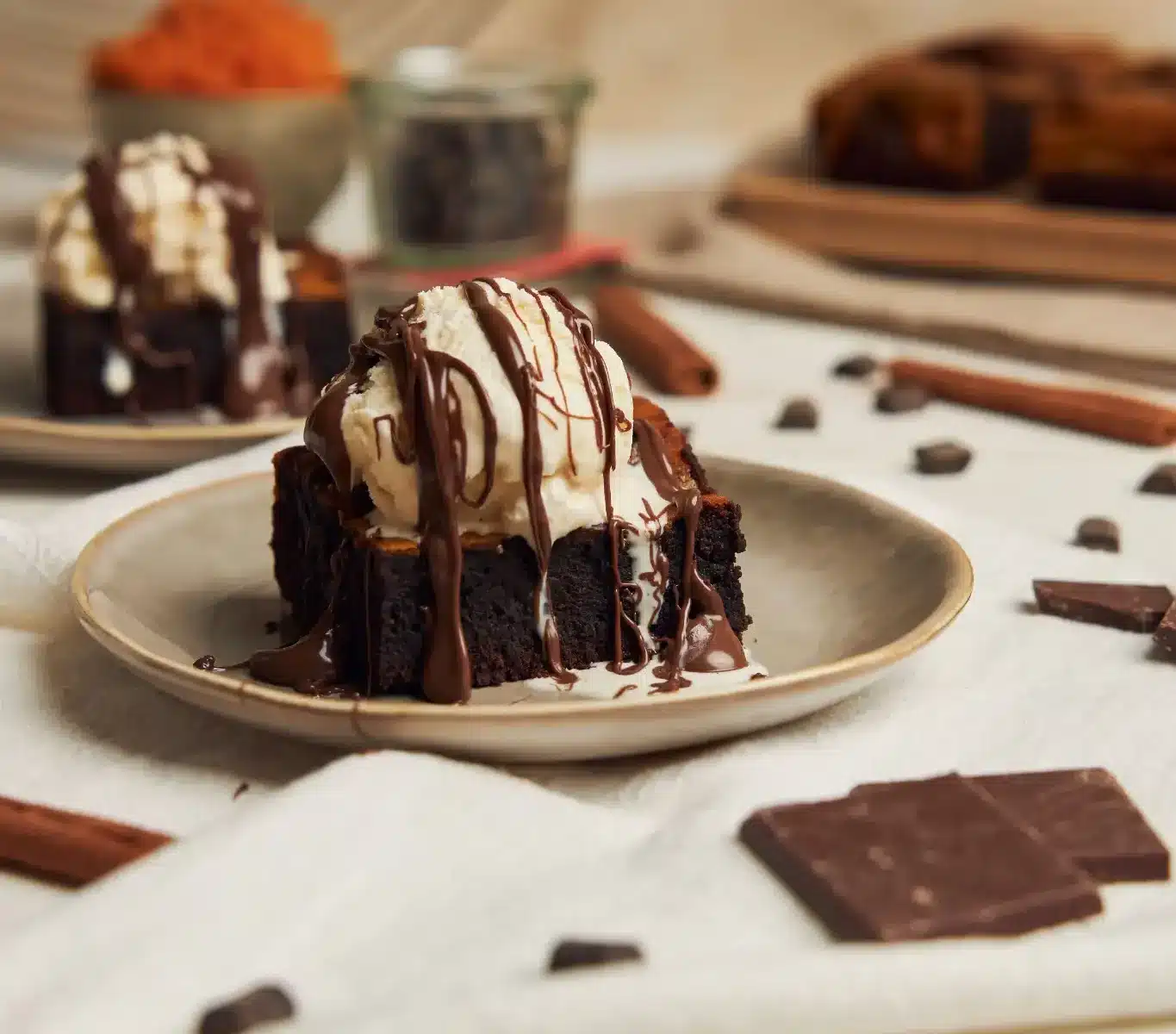 Brownie com sorvete de creme e calda de chocolate servido como sobremesa romântica