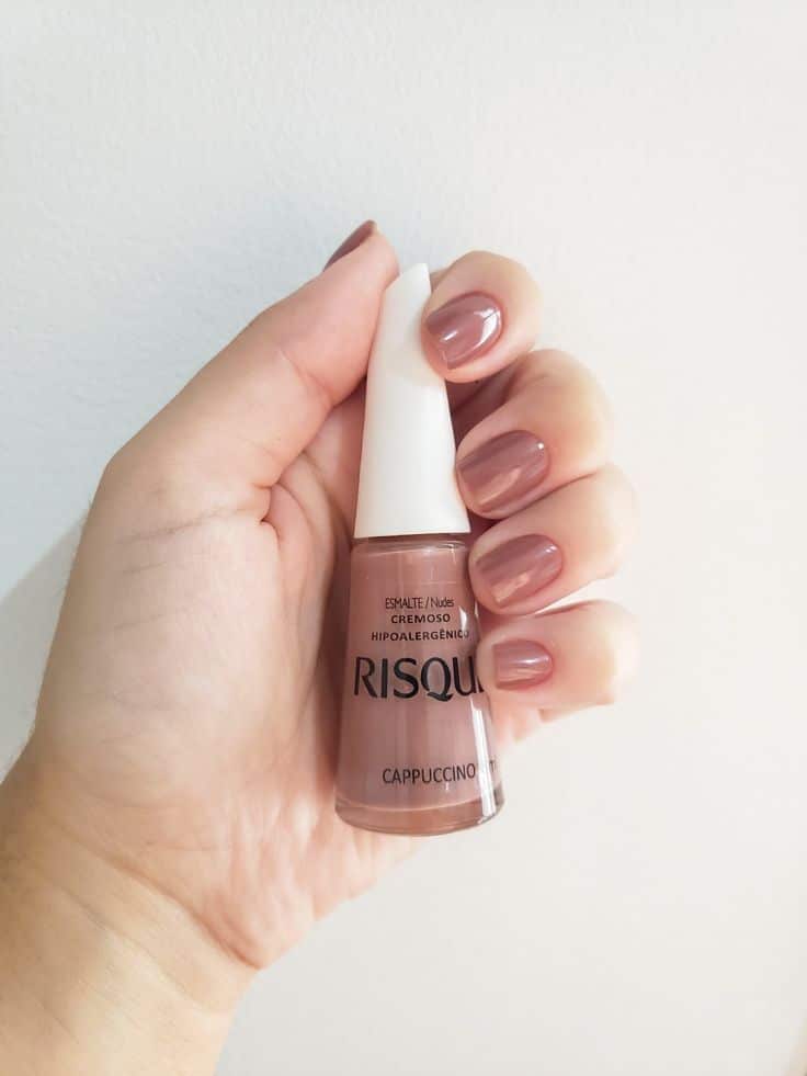 Unhas pintadas com esmalte nude Risqué Cappuccino, cor clássica e elegante que combina com todas as estações.