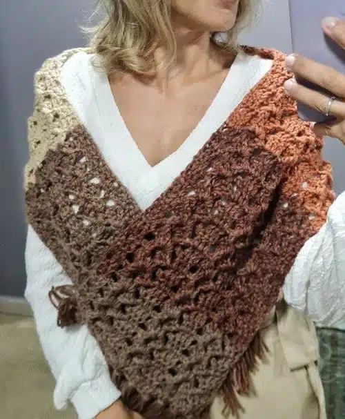 Cachecol de crochê em tons terrosos como acessório de inverno