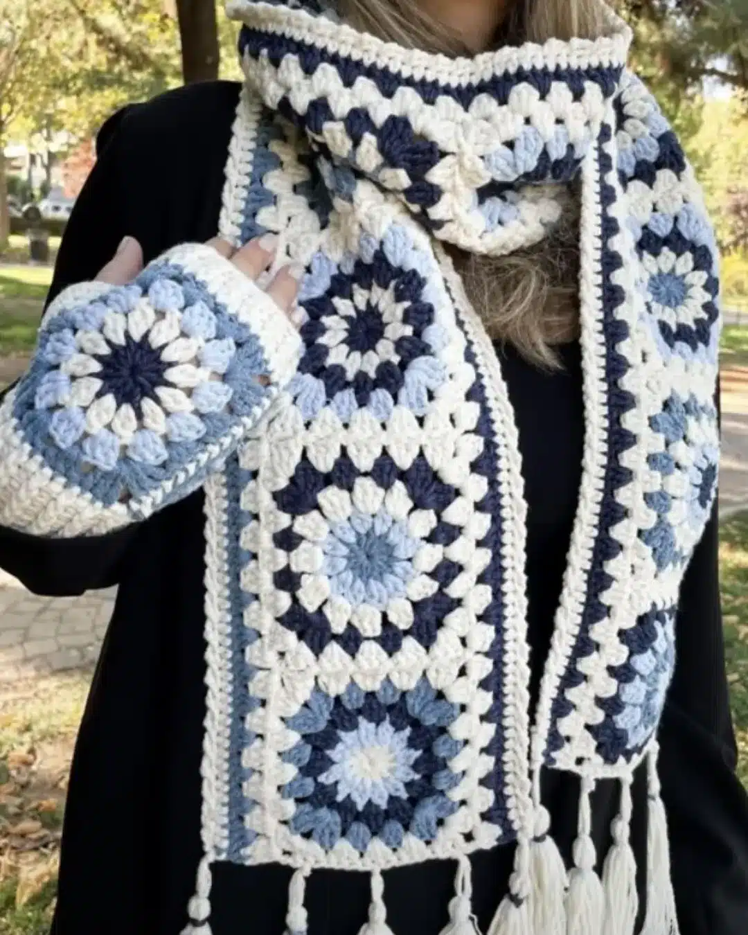 Cachecol de crochê com pontos granny square em tons de azul e branco, acompanhado de mitene artesanal