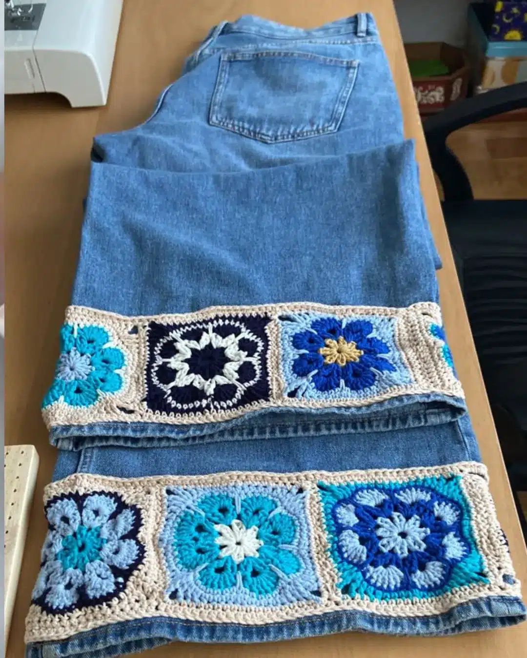 Calça jeans com acabamento nas barras feito em crochê azul
