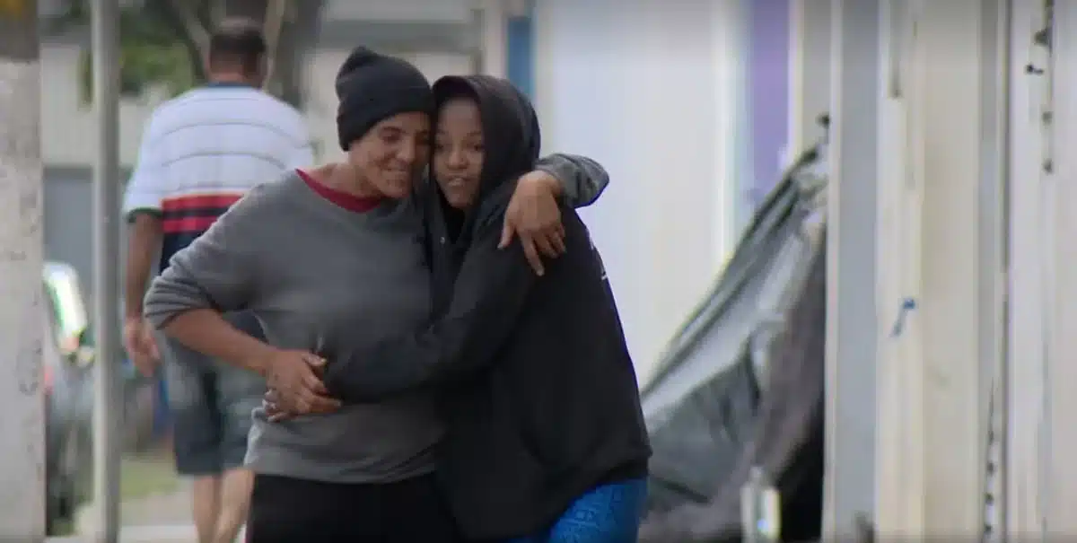 Mãe e filha caminham abraçadas após reencontro em Campinas