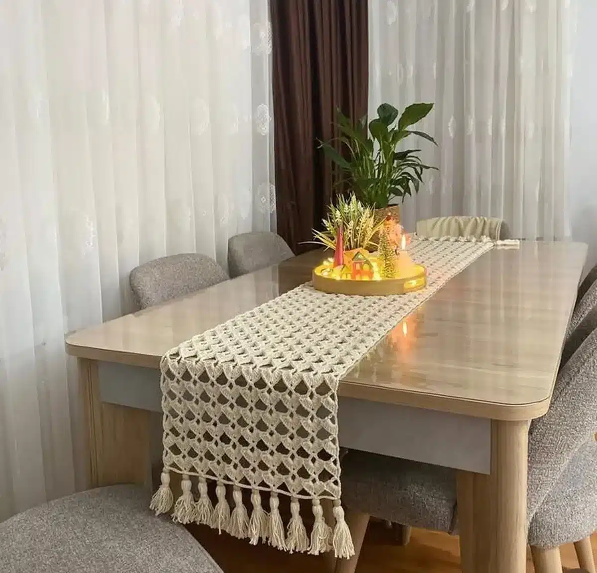Caminho de mesa em crochê com gráficos, modelo clássico e elegante para decoração de mesa.