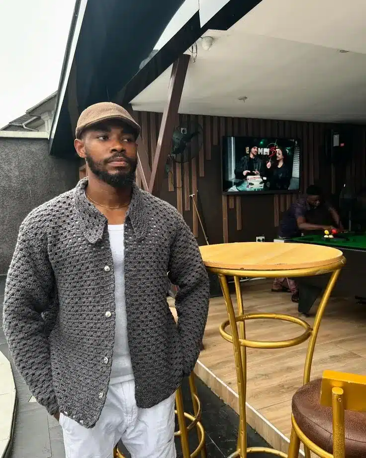 Homem com camisa de crochê cinza em look casual para o trabalho