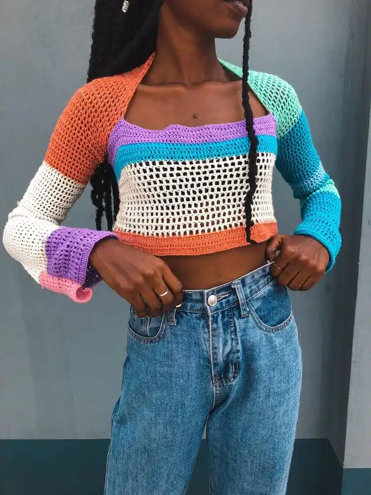 Cropped de crochê colorido combinado com calça jeans de cintura alta
