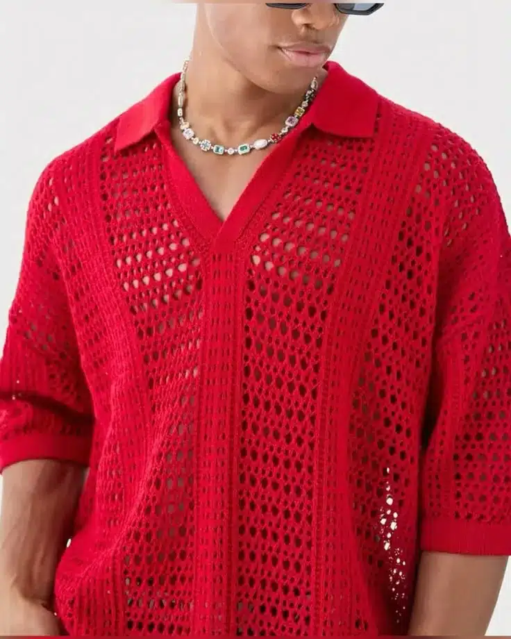 Homem usando camiseta oversized de crochê vermelha com estilo moderno