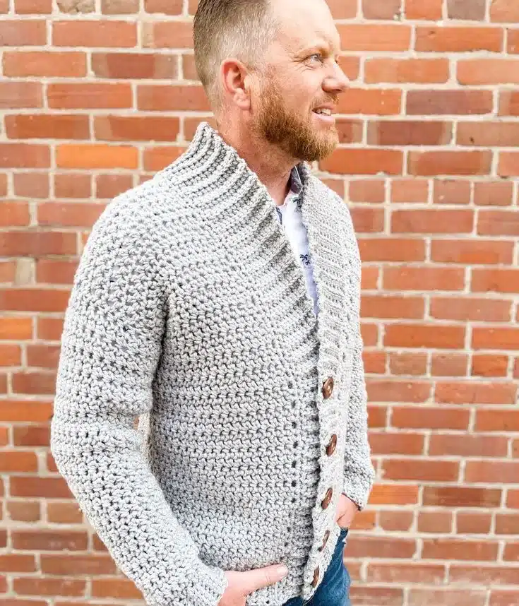 Homem usando camisa de crochê masculina cinza de manga longa com botões