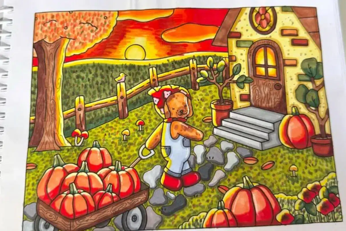 Cãozinho de roupinha com carrinho de abóbora no outono, ao lado de uma casa com decoração acolhedora.