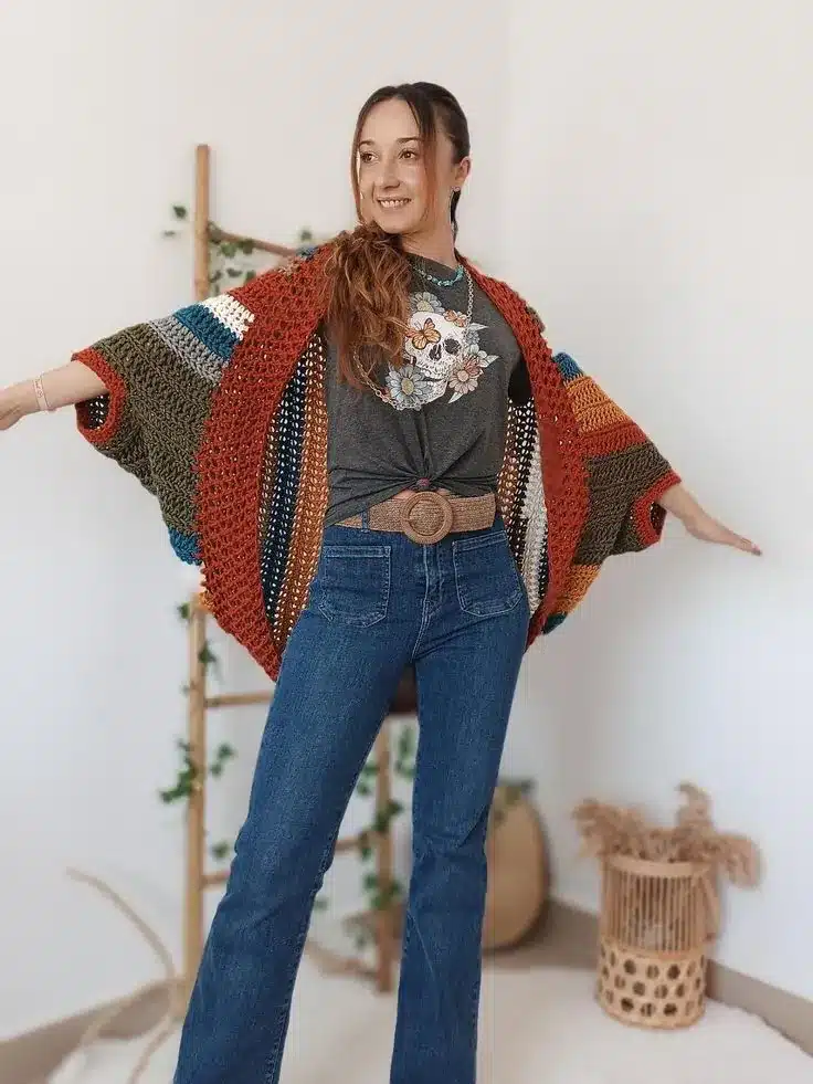 Cardigã cocoon de crochê com listras coloridas