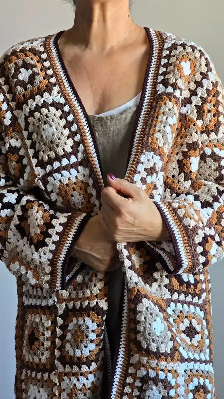 Cardigan de crochê com padrão geométrico em tons terrosos