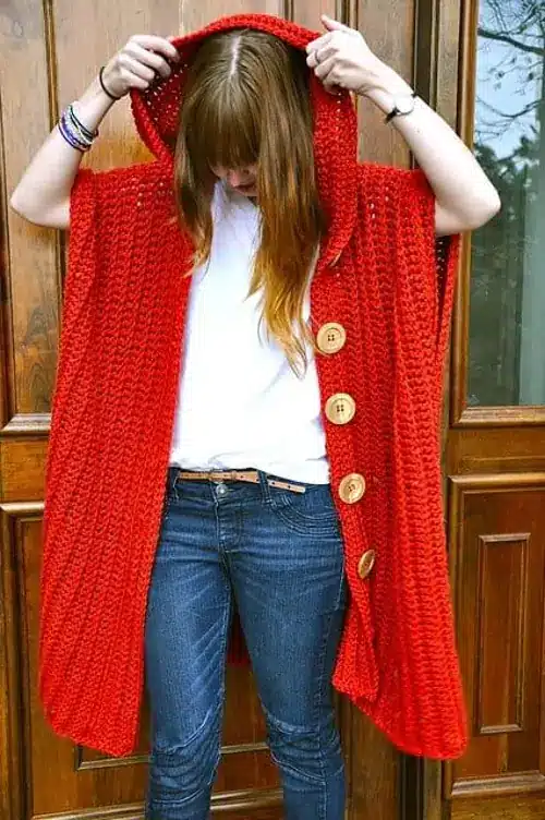Casaco de crochê vermelho com capuz e botões grandes de madeira