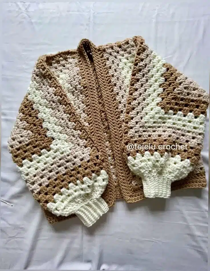 Casaco de crochê com textura em tons neutros ideal para o inverno 2025