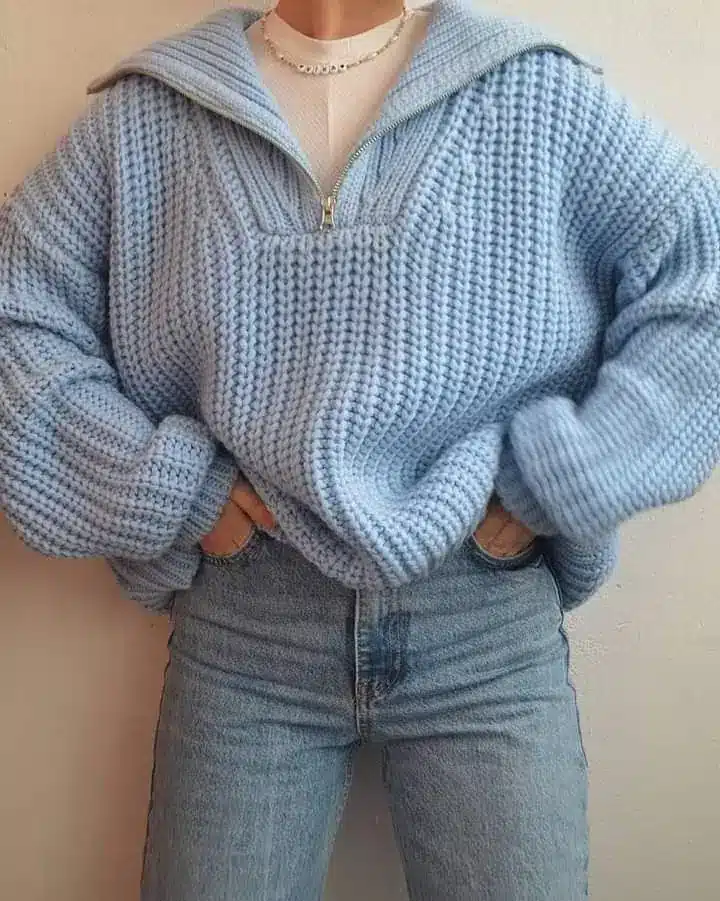 Casaco de crochê oversize azul claro com zíper e mangas largas