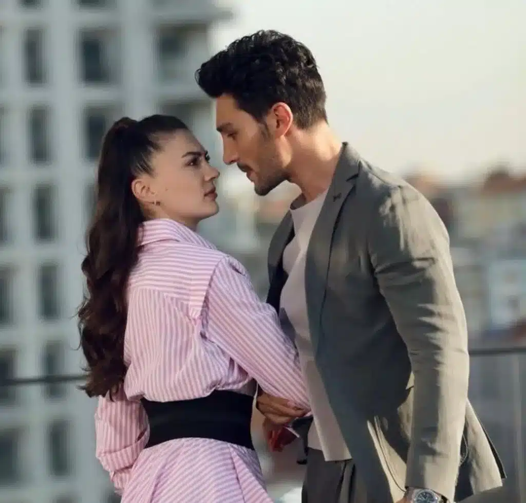 Cena intensa da novela turca Esqueça-me Se Puder, com o casal protagonista em um momento de confronto e romance