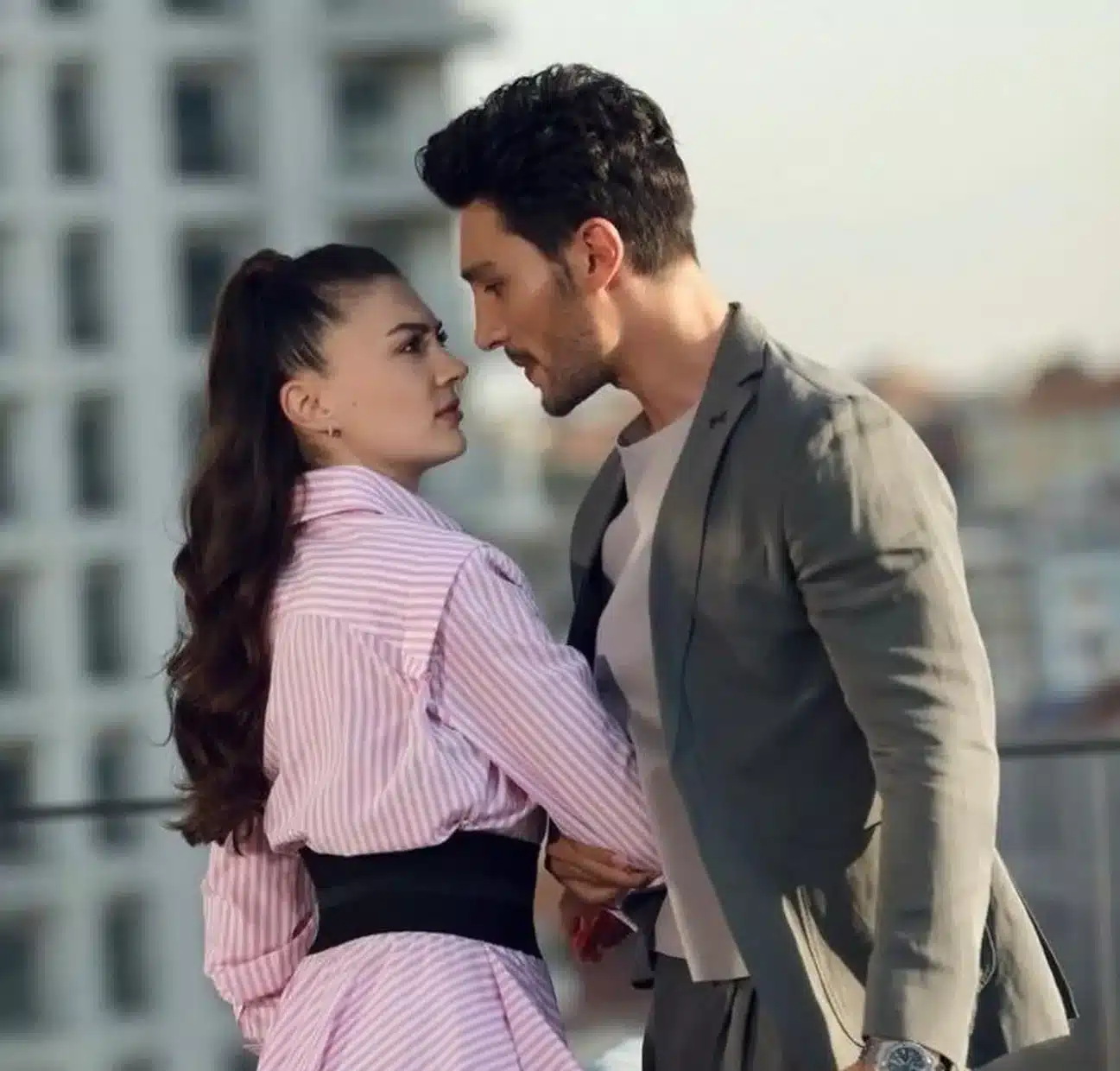 Cena intensa da novela turca Esqueça-me Se Puder, com o casal protagonista em um momento de confronto e romance