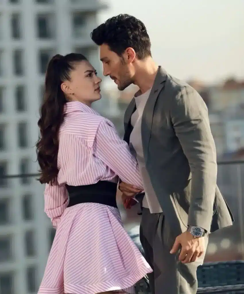 Cena intensa da novela turca Esqueça-me Se Puder, com o casal protagonista em um momento de confronto e romance