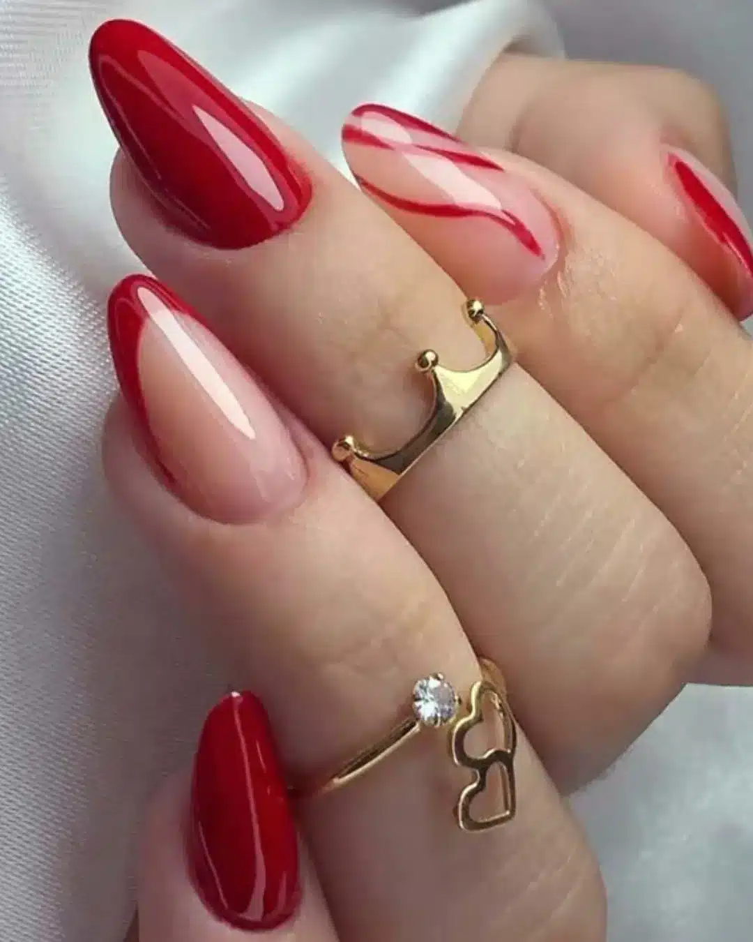 Unhas vermelhas com francesinha e desenhos delicados, perfeitas para um visual sofisticado.