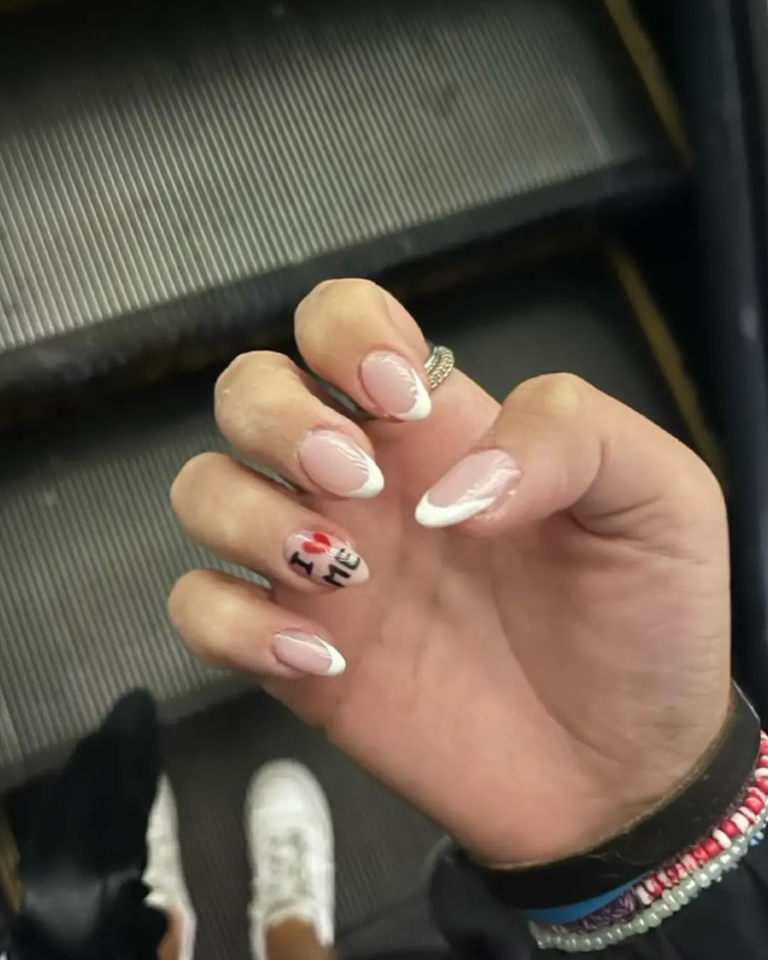 Unhas com francesinha e desenho de 