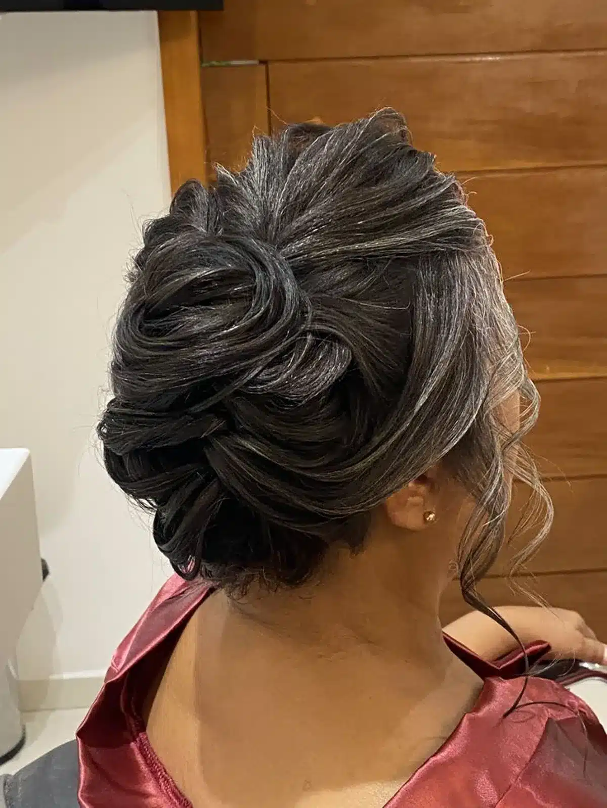 Coque despojado elegante para cabelos curtos, tendência de 2025