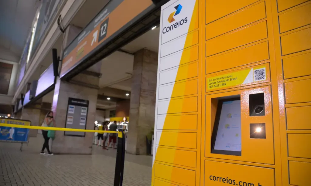  Locker inteligente dos Correios instalado em estação pública