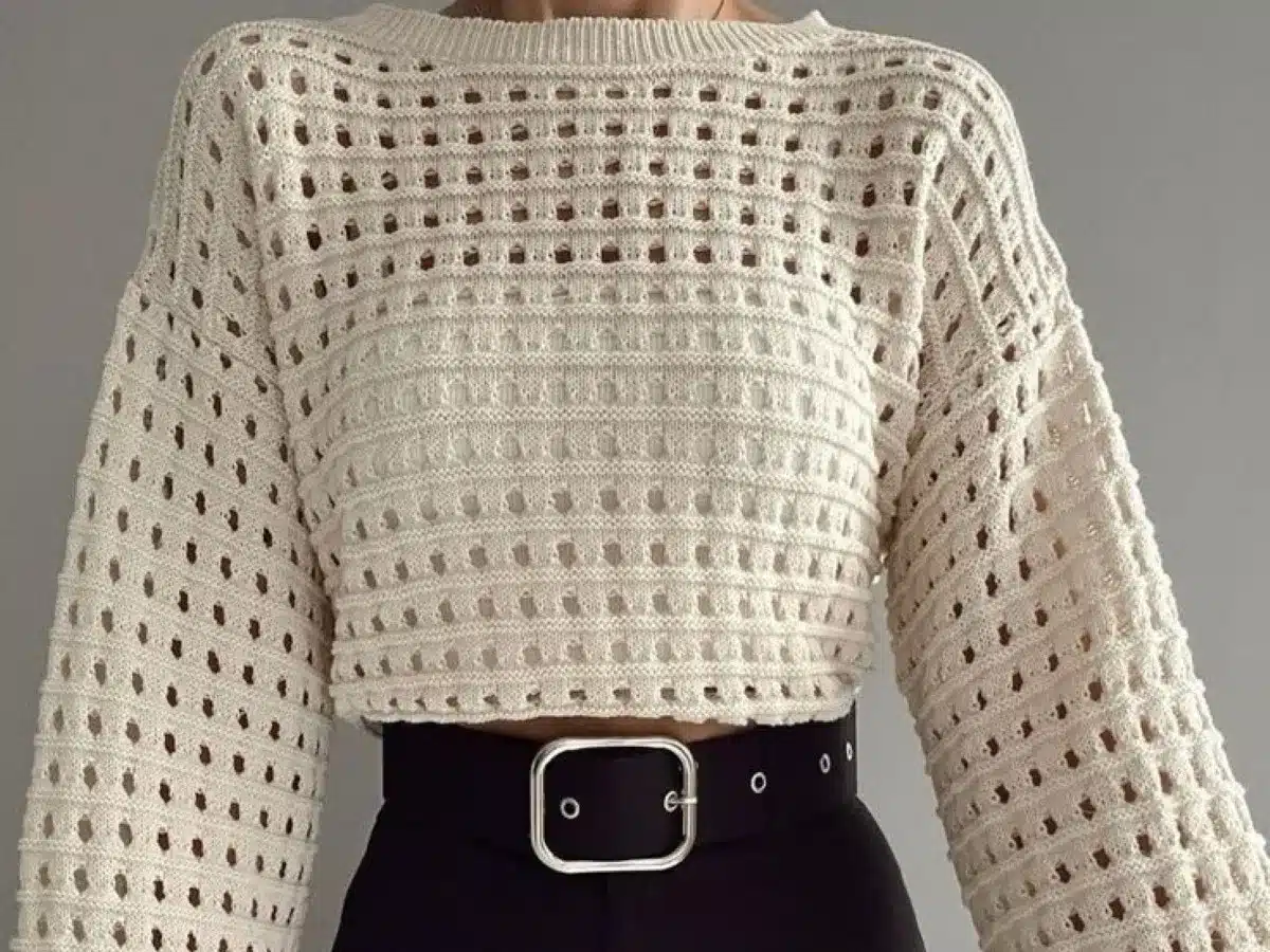 Look de trabalho com peça de crochê branco, estilo casual e elegante