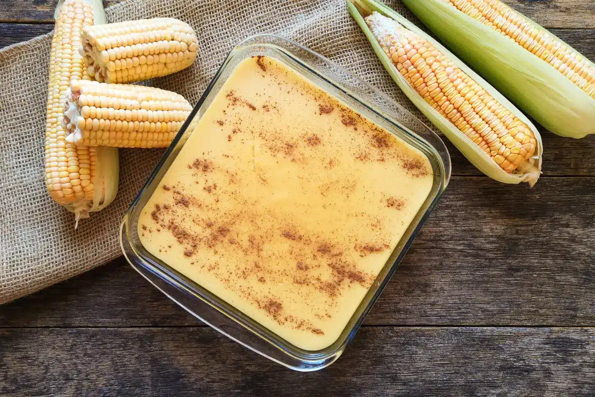 Curau de milho cremoso preparado com espigas de milho fresco.