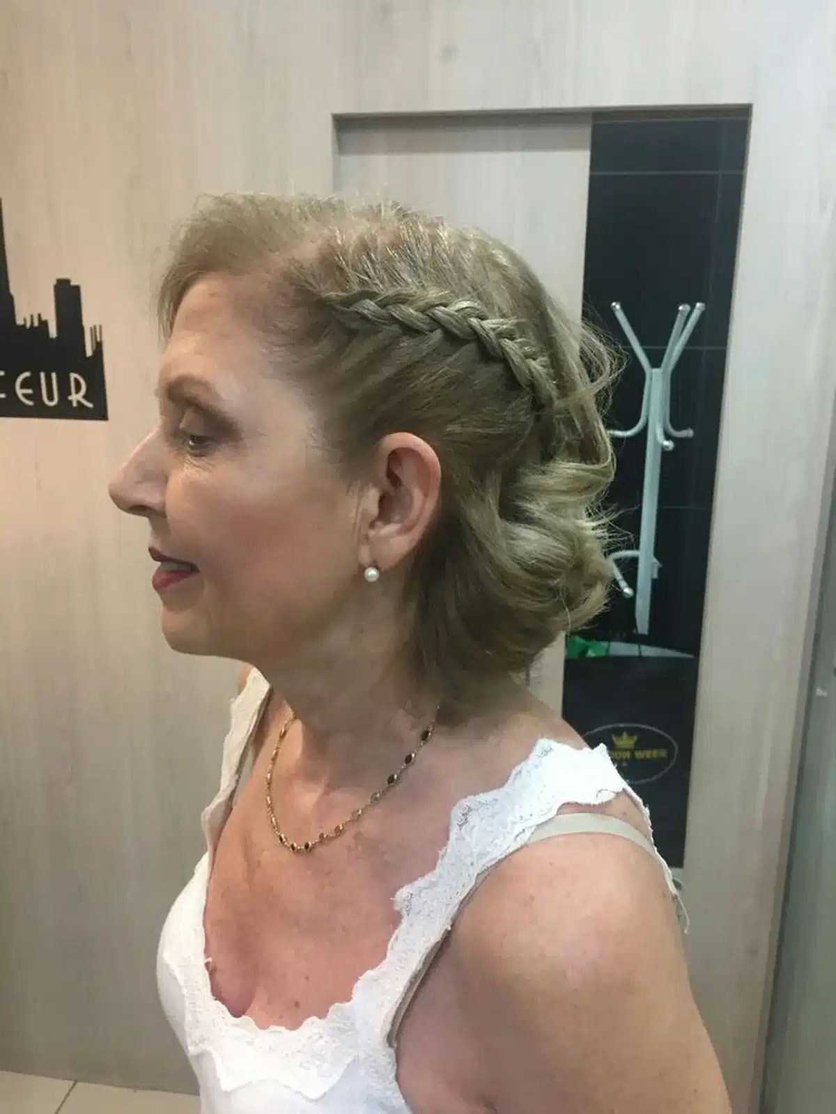 Penteado de trança em cabelo curto, tendência de 2025, estilo clássico e elegante