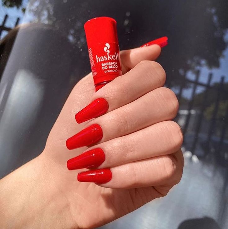 Unhas pintadas com esmalte vermelho Haskell Barraca do Beijo, cor vibrante e ousada que combina com qualquer estação.