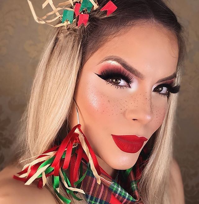 Maquiagem junina com cores fortes, glitter e acessórios vibrantes, ideal para festas de São João.