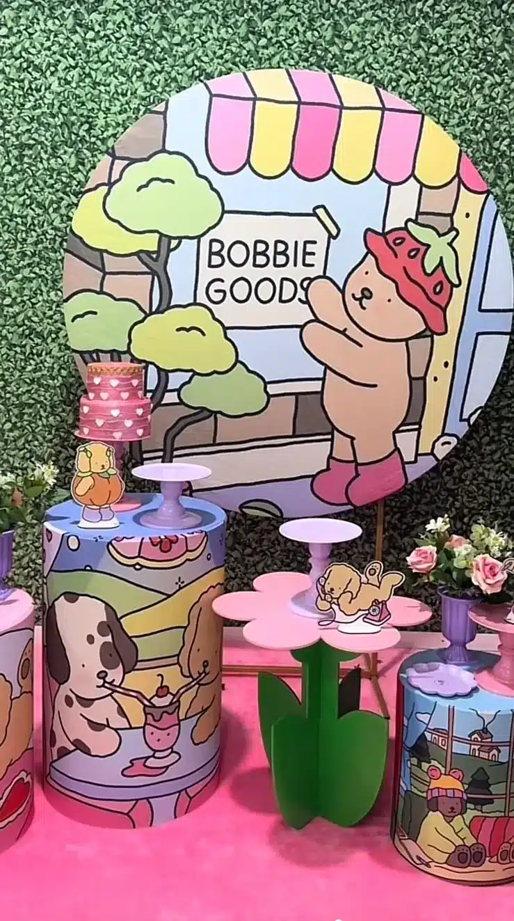 Decoração de festa com tema Bobbie Goods e elementos coloridos