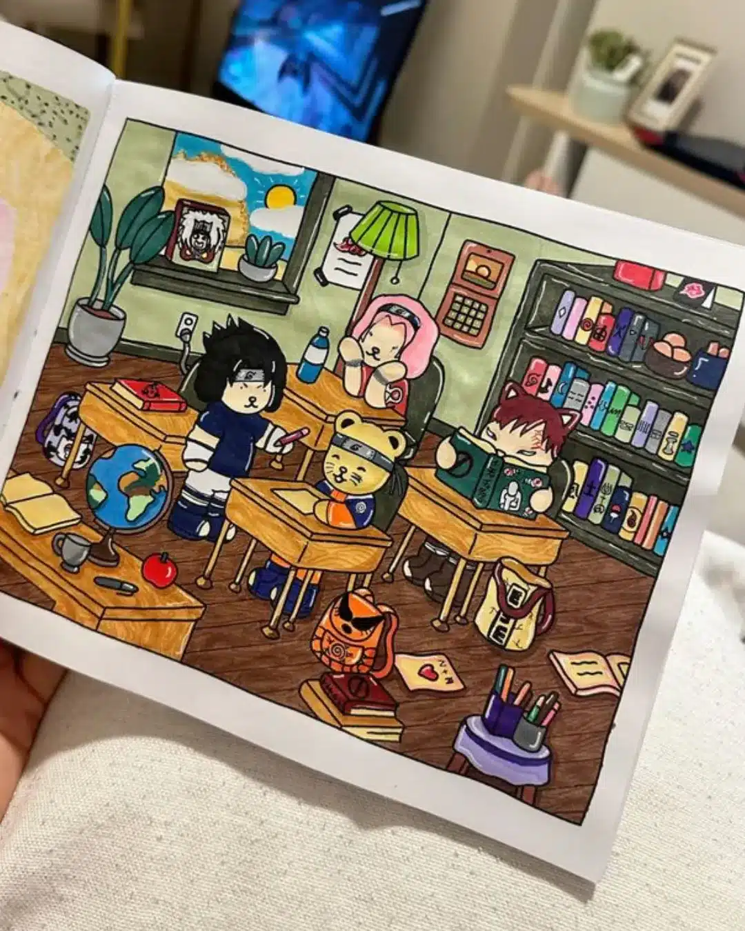  Desenho colorido estilo Bobbie Goods com personagens em uma sala de aula divertida.
