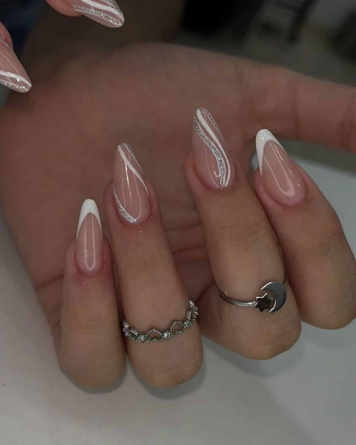 unhas em gel com acabamento em branco e detalhes com glitter