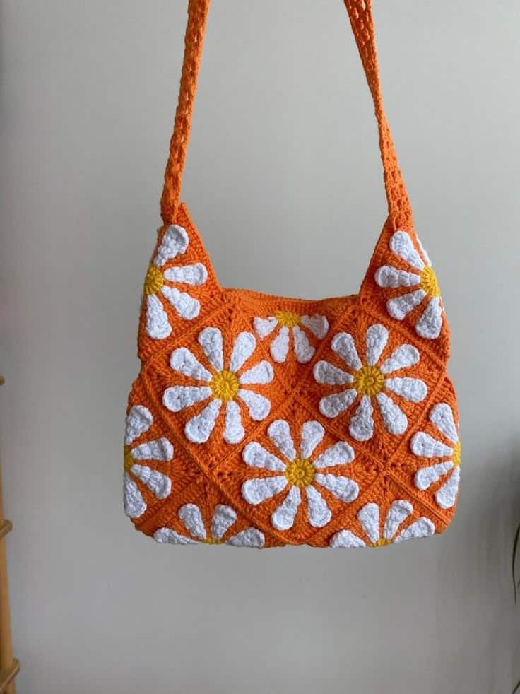 Bolsa de crochê com squares florais em fundo laranja
