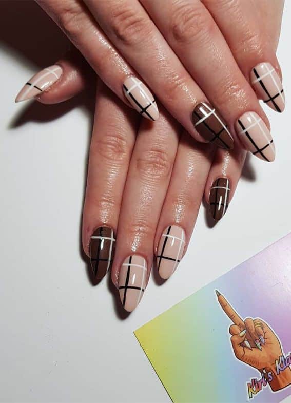 Unhas decoradas em tons de mocha com estampa xadrez moderna