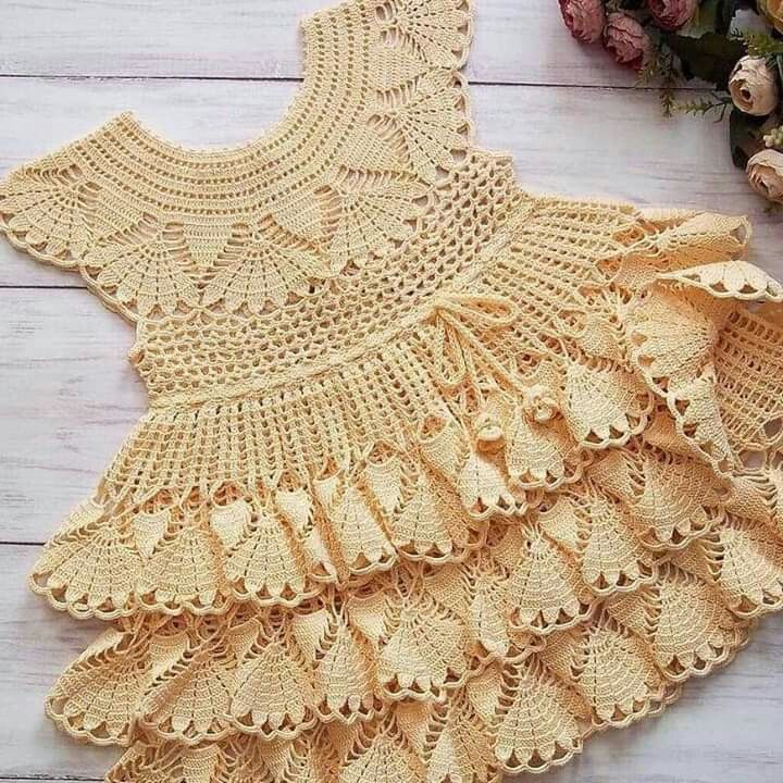 Vestido infantil de crochê com babados e detalhes delicados feito à mão