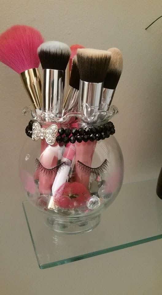 Porta-trecos feito com pote de vidro decorado, usado para organizar pincéis de maquiagem.