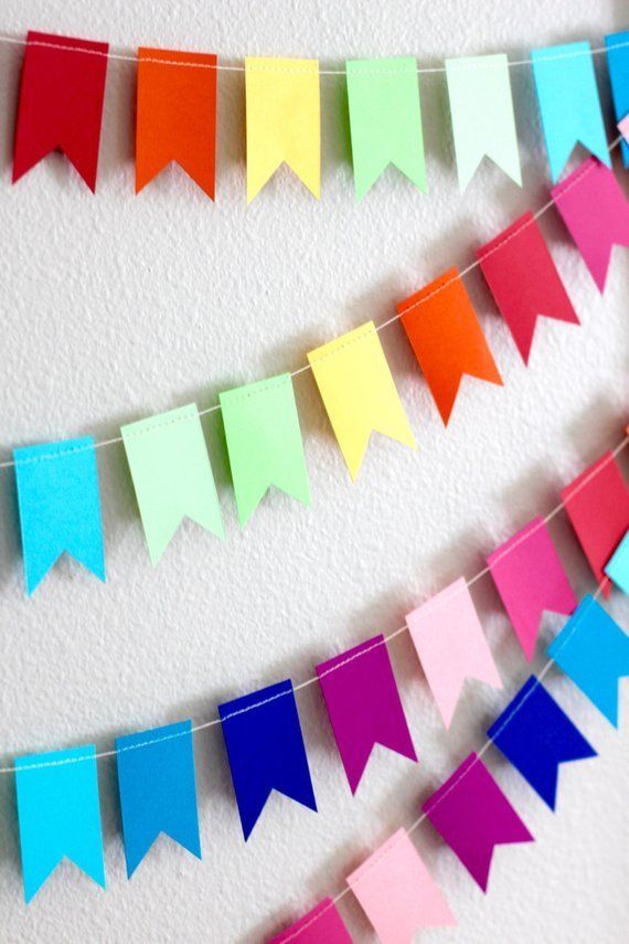 Bandeirinhas de papel colorido tipo craft para decoração de festa junina.