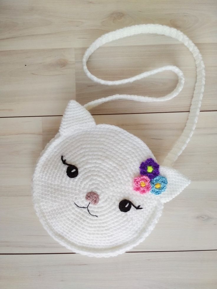 Bolsa infantil de crochê em formato de gatinho com flores coloridas