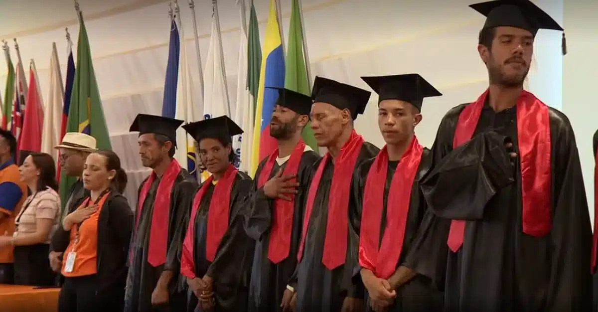 Formandos em Campinas celebram conclusão de cursos com apoio de ONG