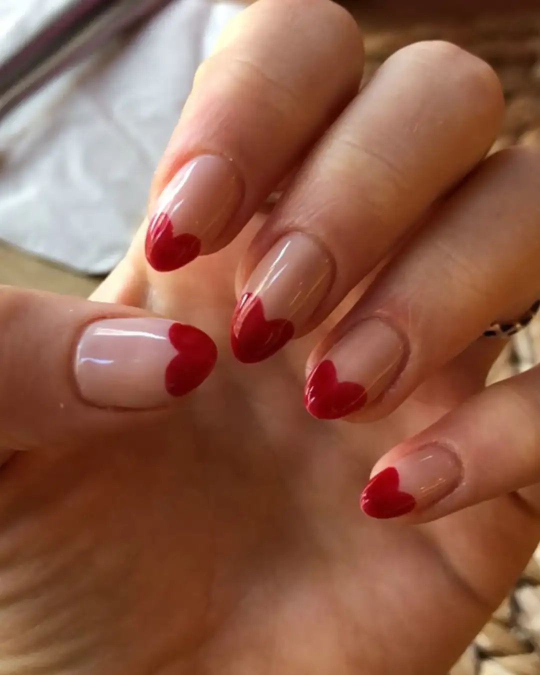 Unhas com francesinha em formato de coração vermelho