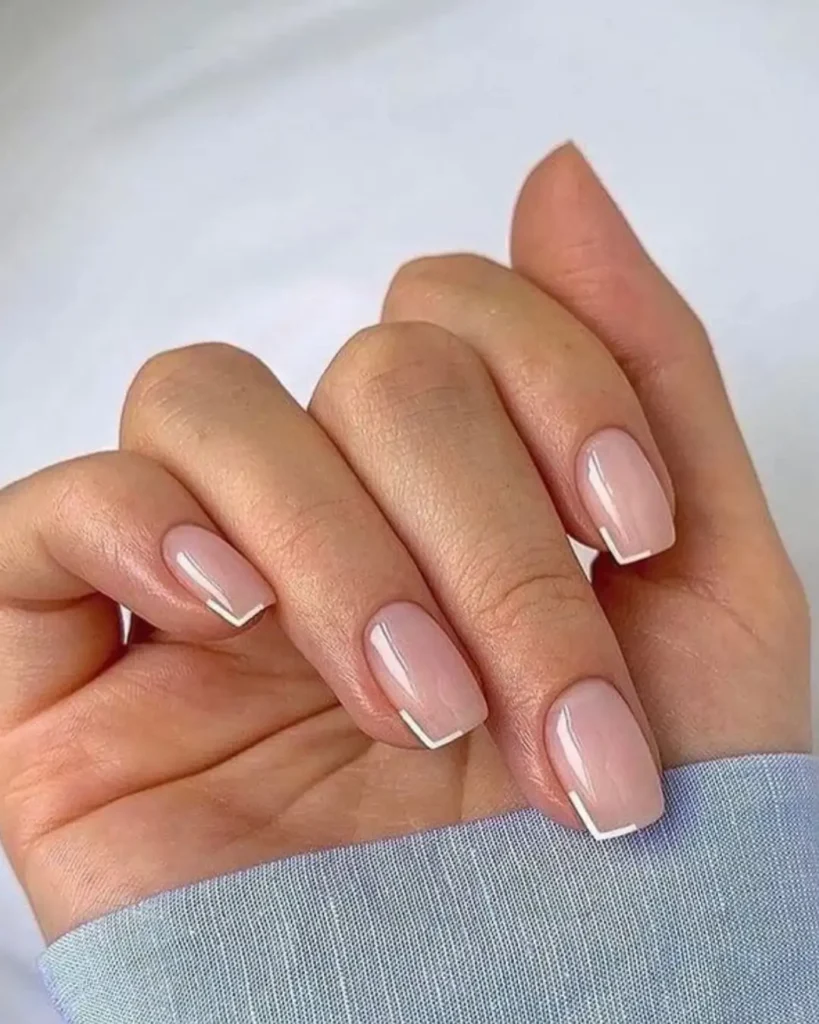 Unhas curtas com francesinha geométrica branca em formato quadrado