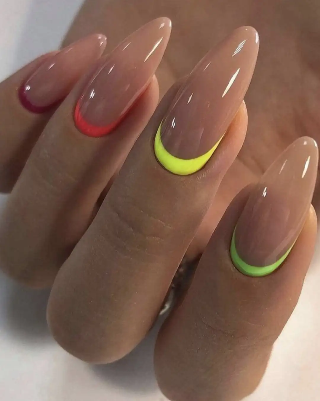 Unhas com francesinha invertida em cores neon e formato amendoado