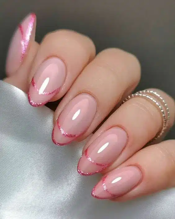 Unhas com francesinha rosa brilhante em formato amendoado