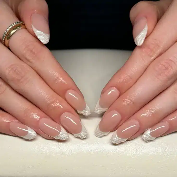 Francesinha com textura sofisticada em 2025, apresentando detalhes em branco com acabamento texturizado nas pontas das unhas.