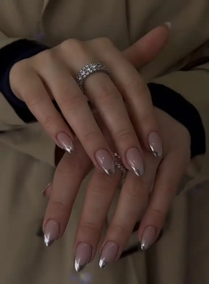 Unhas francesinhas metálicas com pontas prateadas