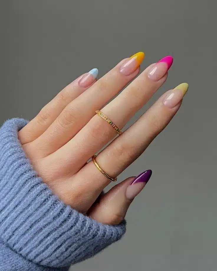 Francesinha multicolorida com contornos vibrantes em tons de rosa, azul, amarelo e roxo, criando um design ousado e divertido.