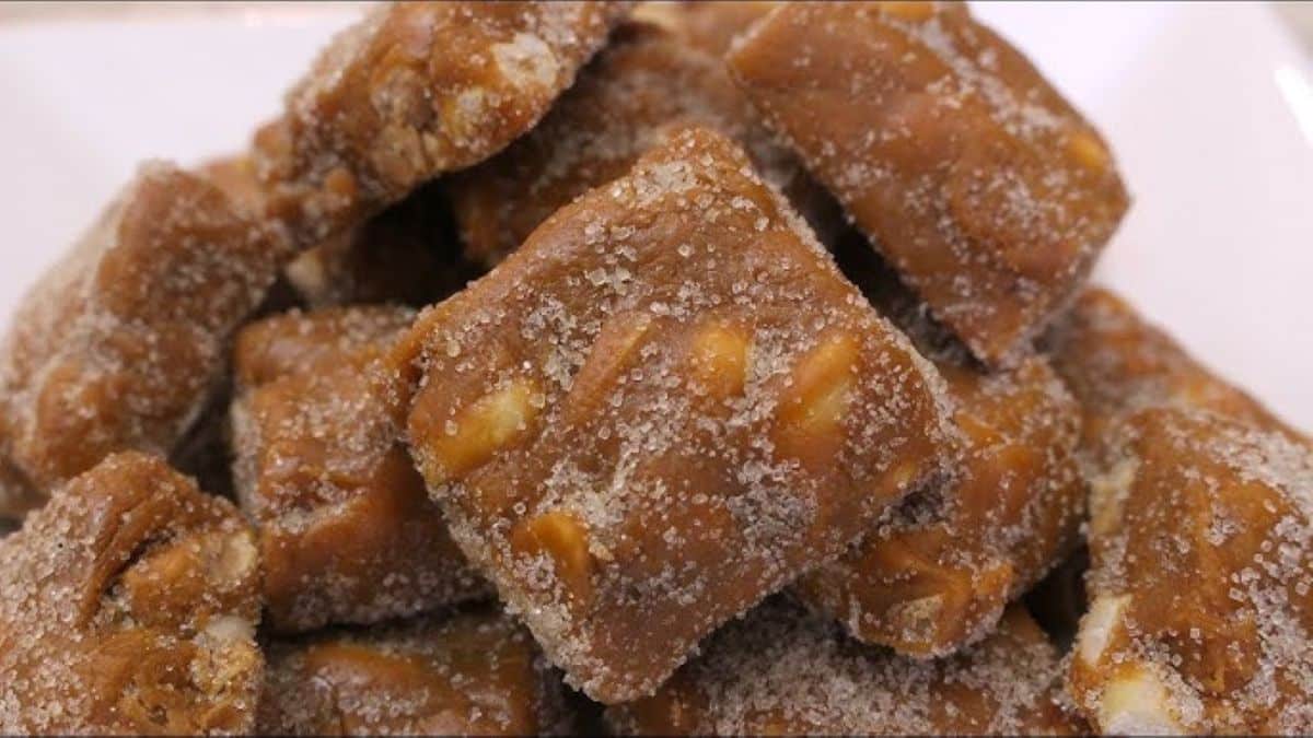 Quadradinhos de pé de moça com cobertura de açúcar cristal para festa junina