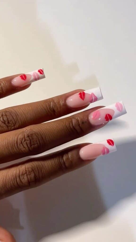 Unhas decoradas com beijos vermelhos e rosas para o Dia dos Namorados