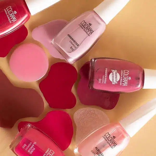 Esmaltes hipoalergênicos da Colorama em tons rosados sobre fundo bege
